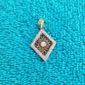 DIAMOND-SHAPE GOLD & DIAMOND FILIGREE PENDANT